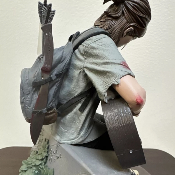 The Last Of Us Part 2 ELLIE Statue from Collector's Edition - New collectible - Picture 10 of 10